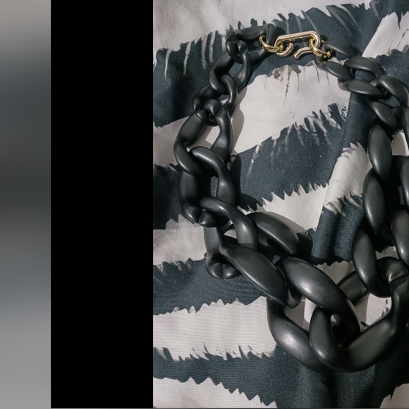 Women Black Chuncky chain necklace - Picture 4 of 4